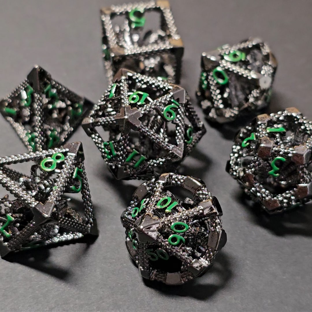 Set de dé métaux noir/vert avec dragon usiné au milieu pour jeu de rôle (Ref 5)